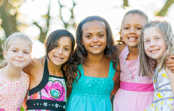 foto colorida de cindo meninas em ar livre